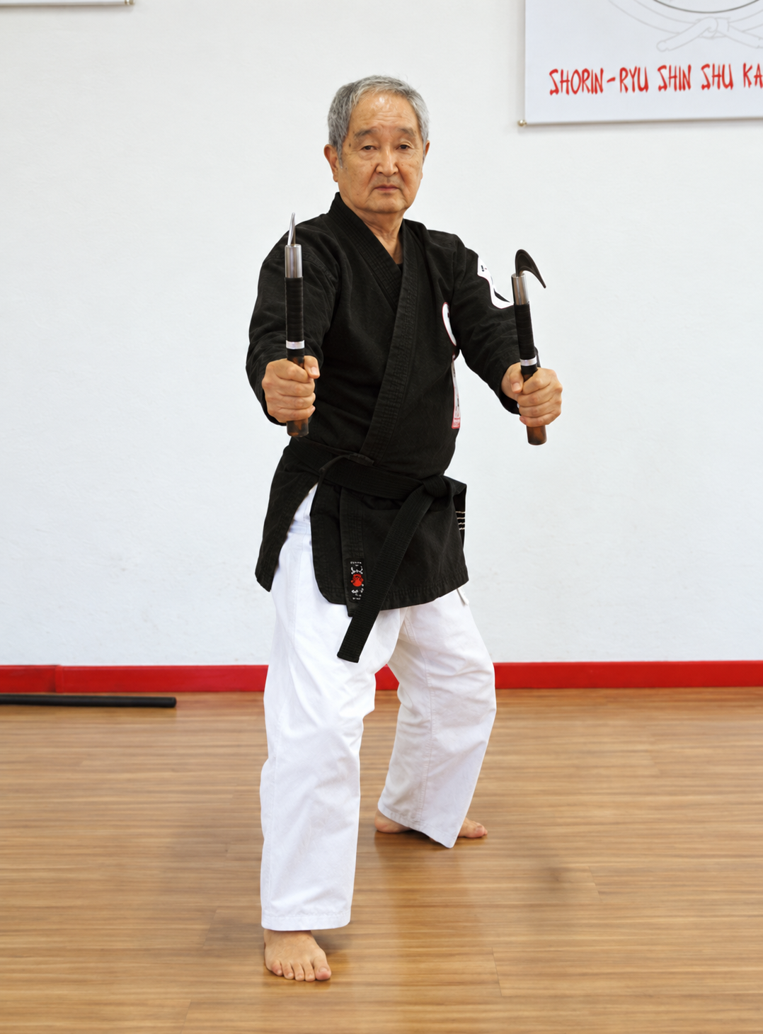 Mestre Carlos Ryoguem Suzuki praticando Kobudô com dois sai